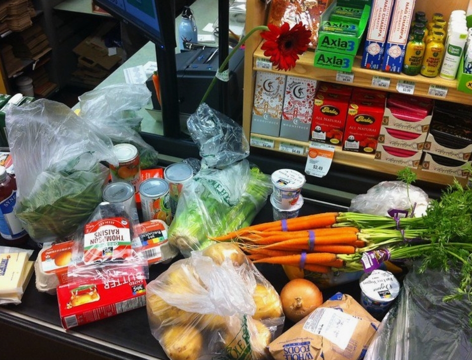 Deux personnes discutant avec une femme âgée, semblant très attentionnées