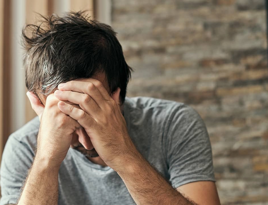 Une femme âgée et un homme riant ensemble, dans une atmosphère détendue et complice