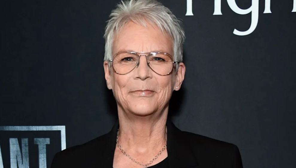 Jamie Lee Curtis sur un tapis rouge, souriante et élégante