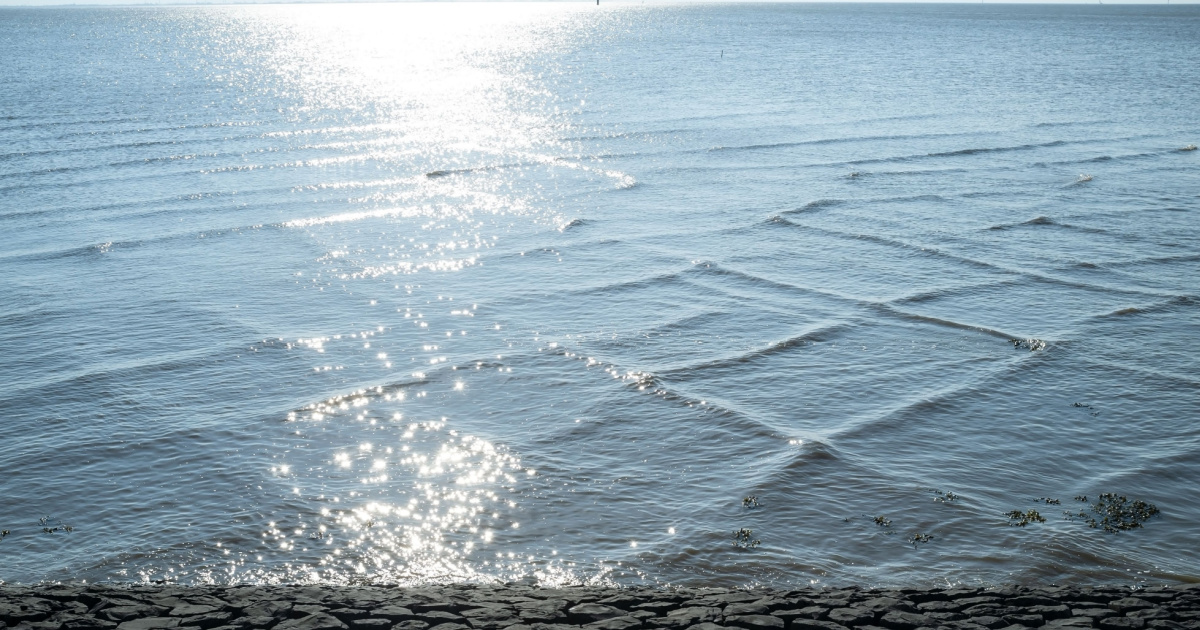 Vagues formant un motif géométrique inhabituel