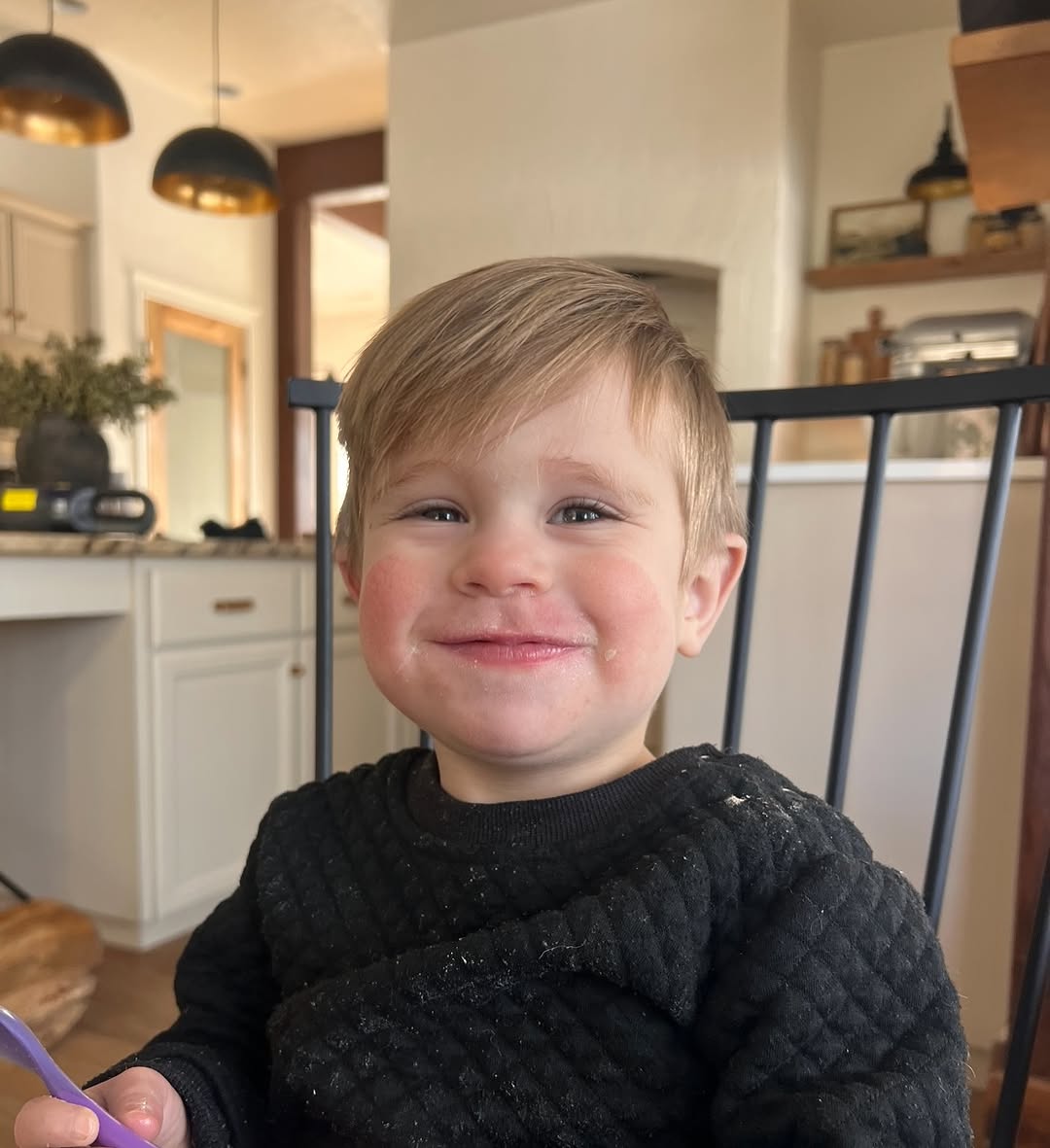« Il suffit d’un instant » : le cri d’alerte déchirant d’une mère après la perte de son bambin de 22 mois, victime d’un simple miroir