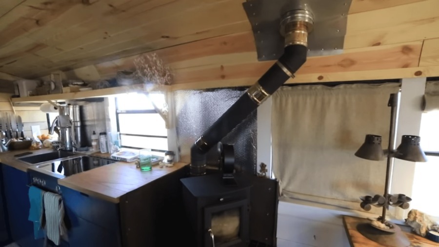 Espace de rangement multifonction dans un bus transformé