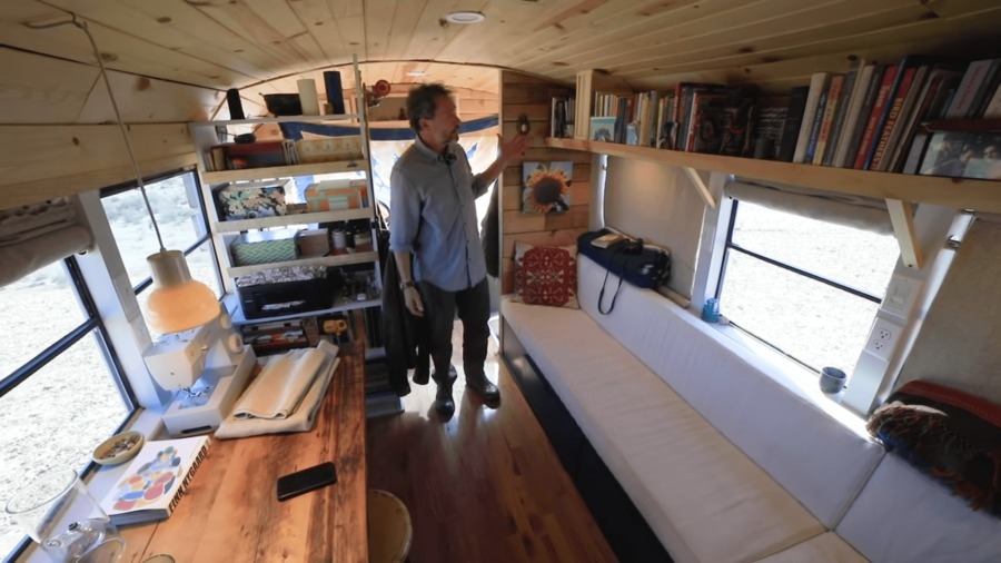 Intérieur chaleureux d'une tiny house aménagée dans un bus scolaire