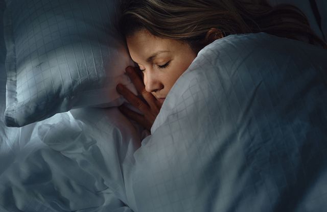Réveillée mais figée : décryptage de cet étrange phénomène qui bloque votre corps pendant la nuit