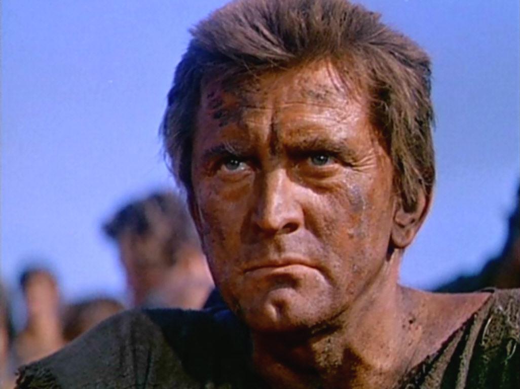 Kirk Douglas dans son rôle emblématique de Spartacus, en costume de film