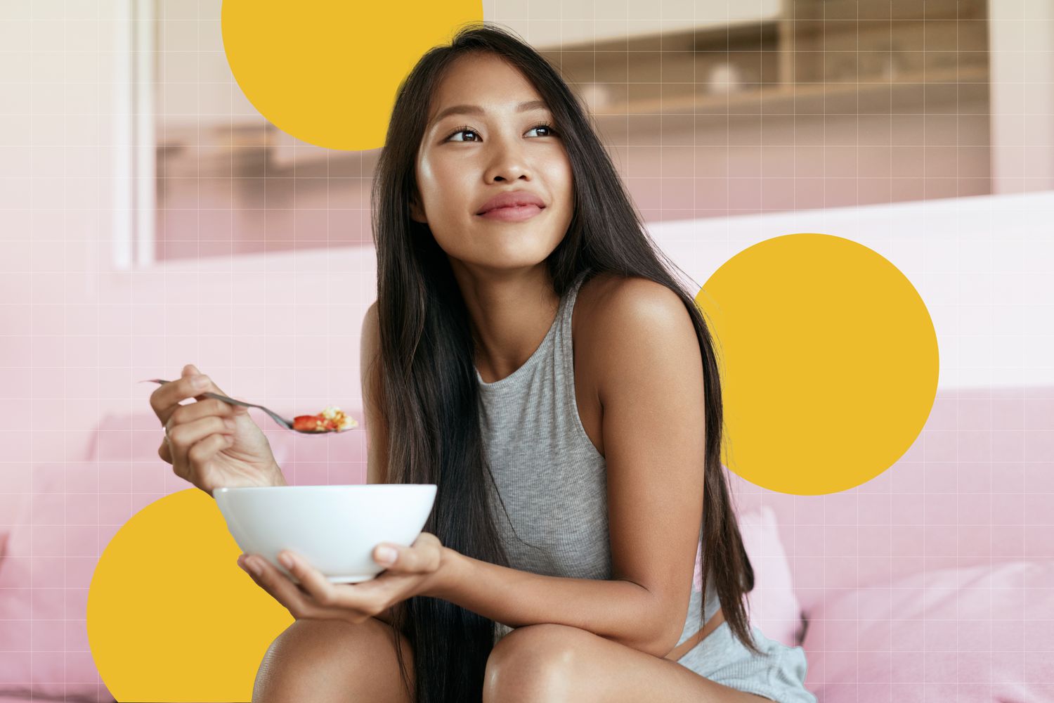 Présentation d'un petit-déjeuner équilibré avec œufs durs et pain complet