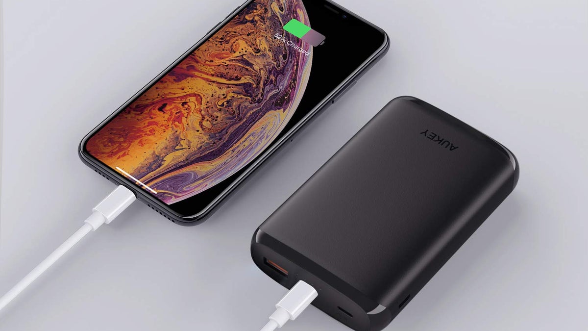 Chargeur branché à vide : ces trois dangers silencieux qui guettent votre maison