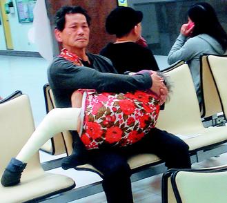 Portrait en plan rapproché de l'homme retraité, visage serein.