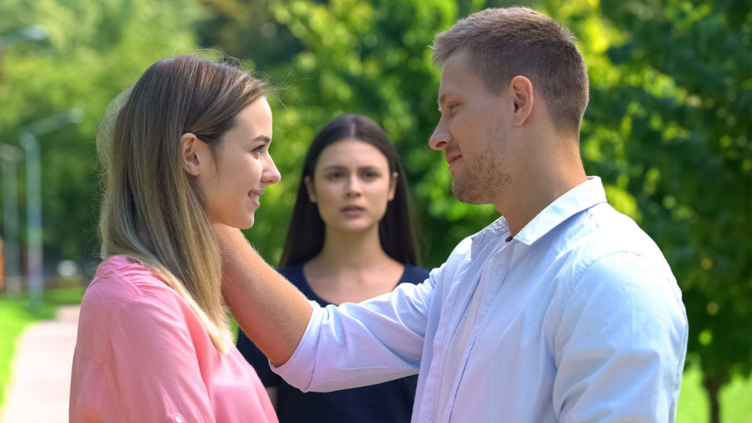 Un couple en conversation sérieuse