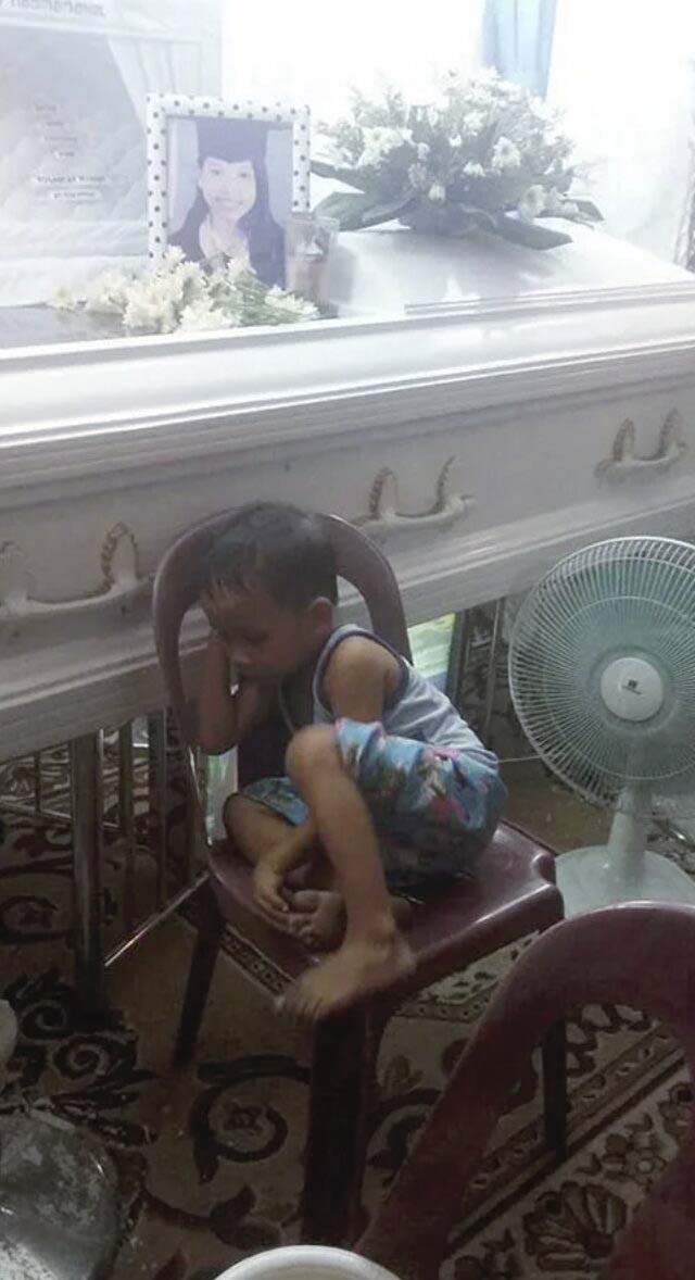 Un enfant enlacant tendrement un cercueil