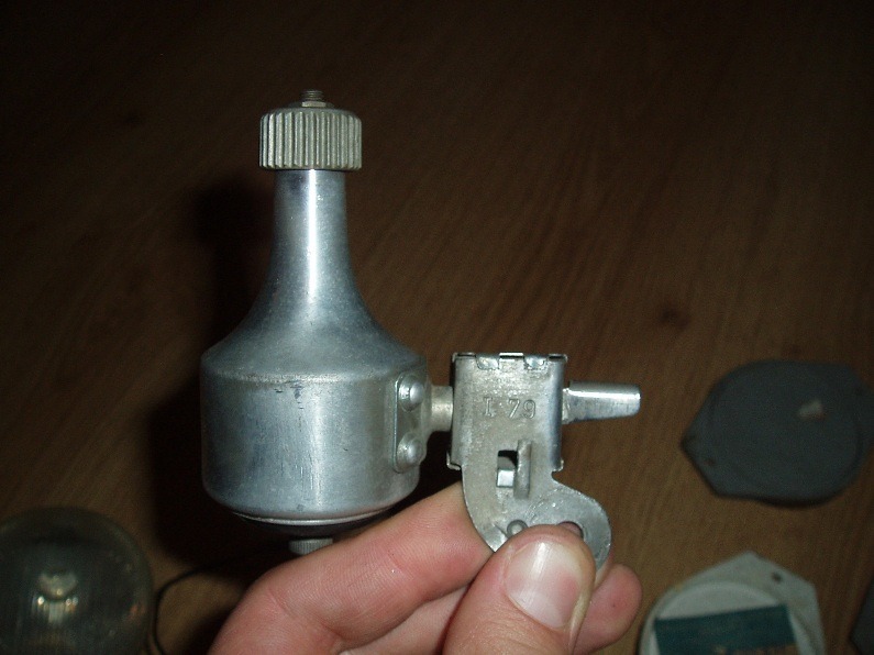 Schéma ou photo ancienne montrant une dynamo fixée sur un vélo