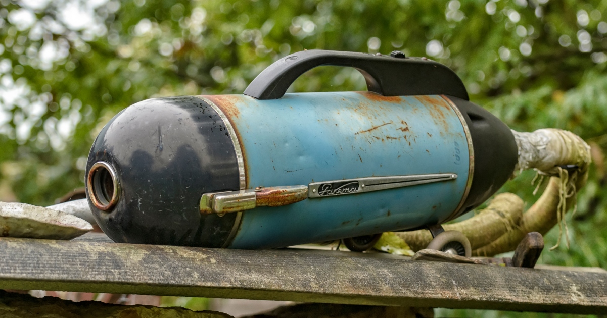 Photographie d'un ancien aspirateur mécanique en métal