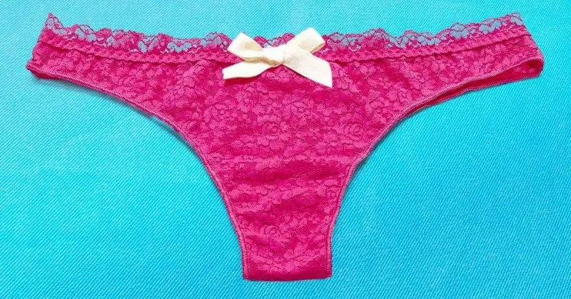 Le mystère du petit ruban sur les culottes : simple décoration ou astuce bien pensée ?