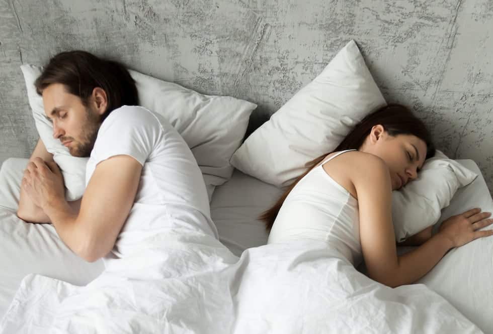 Votre partenaire vous tourne le dos la nuit ? Voici ce que cela révèle vraiment sur votre couple