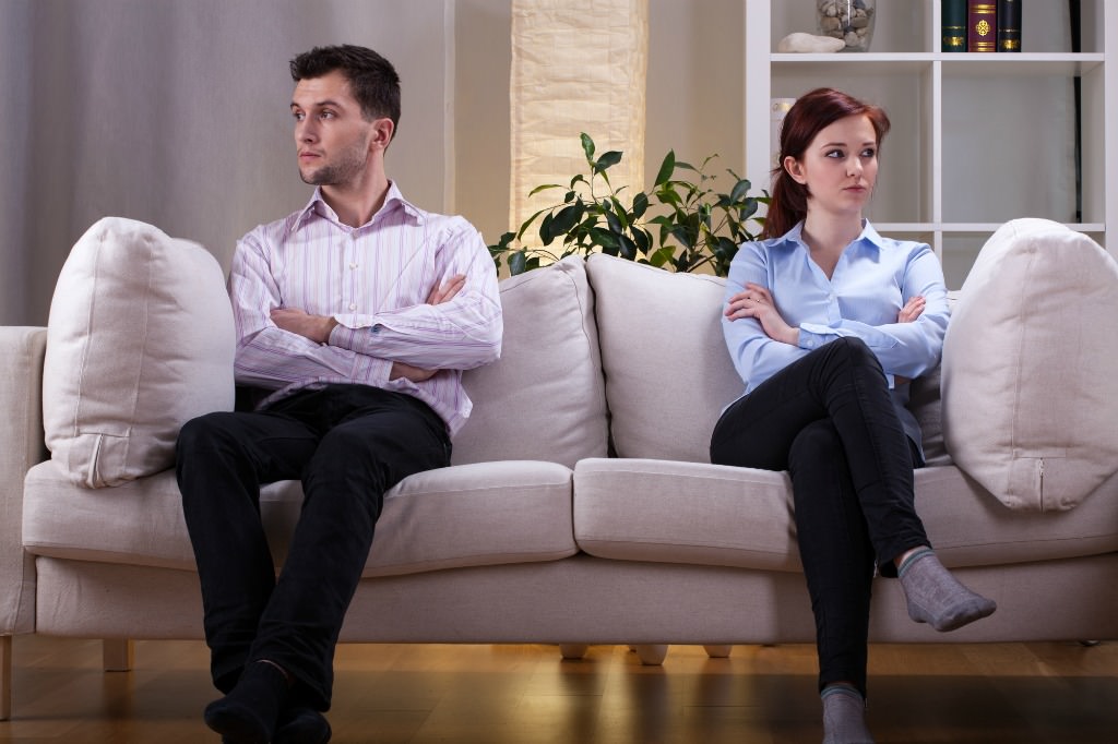9 signes discrets qui trahissent le trouble amoureux d'une femme mariée envers un autre homme