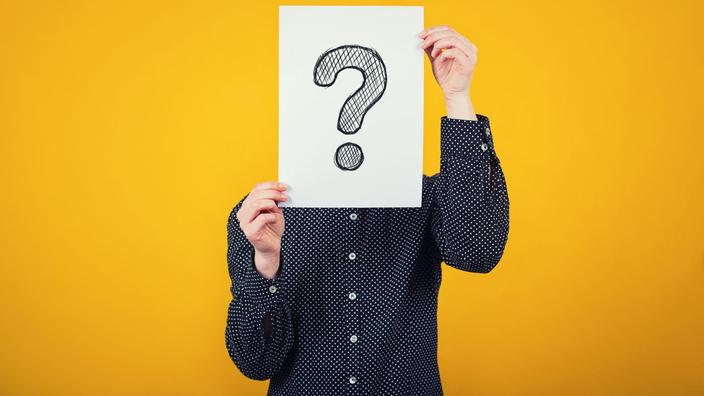 Schéma d'une intersection avec quatre véhicules, utile pour comprendre l'ordre de passage.