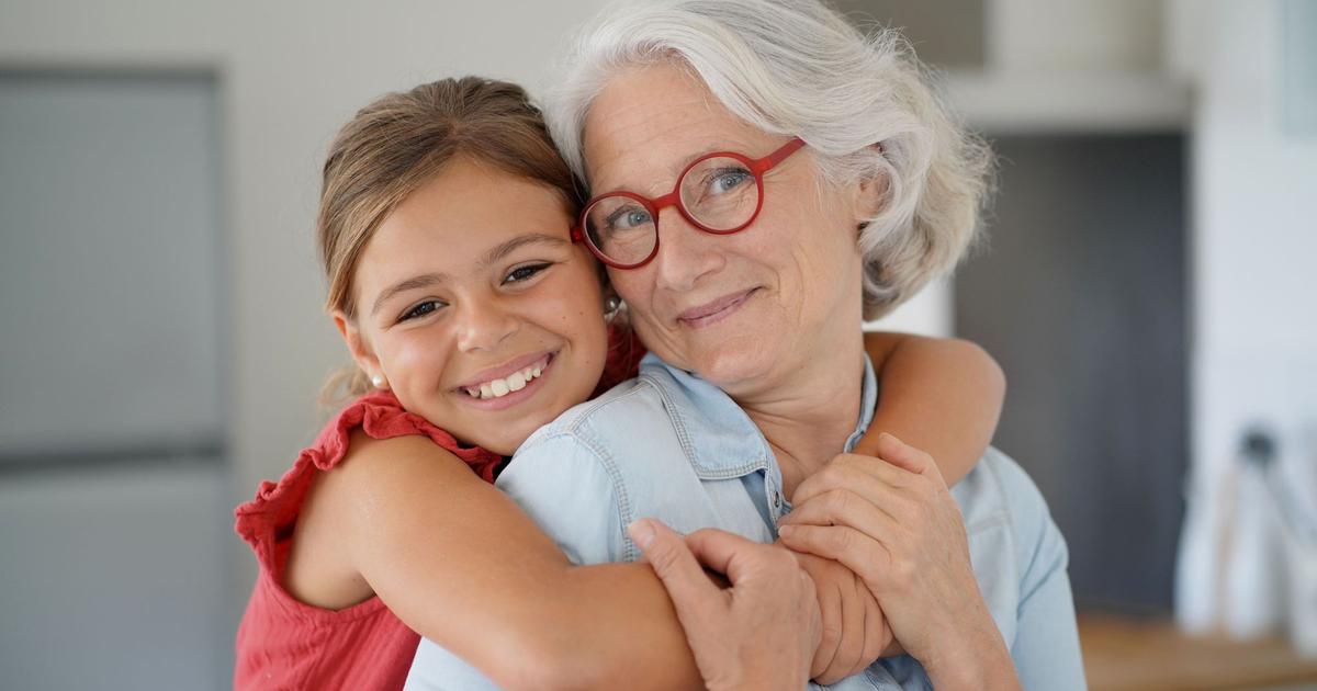 Une grand-mère et sa petite-fille riant ensemble lors d'une activité