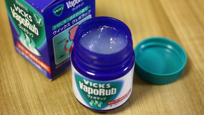 Fiole de Vicks VapoRub posée sur une table