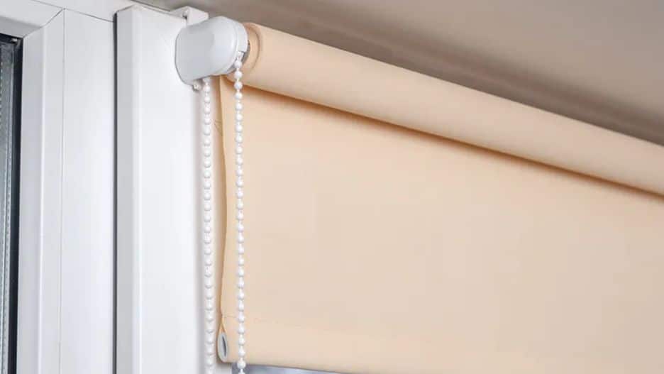 Store en tissu légèrement poussiéreux, illustrant le besoin d'un nettoyage régulier.