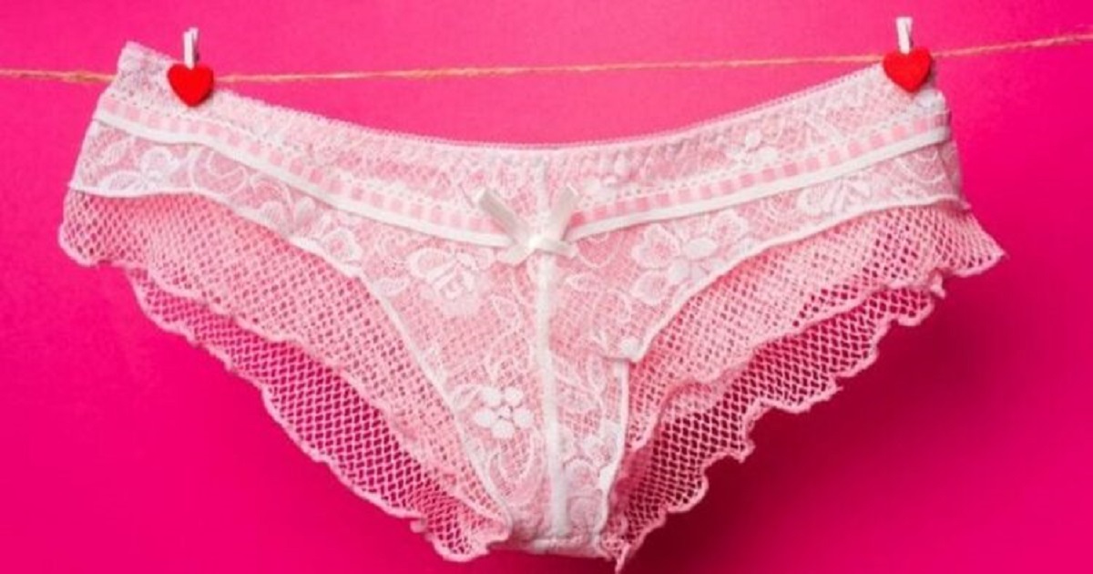 Détail d'un nœud sur un sous-vêtement féminin