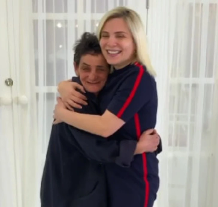 Premier contact entre les deux femmes, échange de regards bienveillants