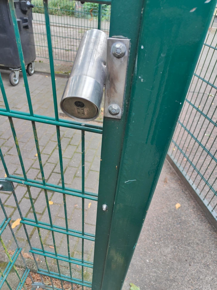 Cylindre métallique fixé à un mur en brique