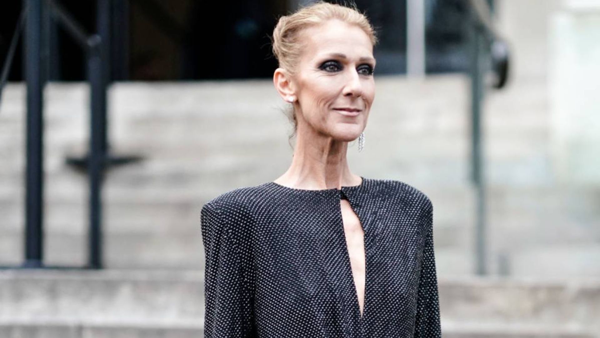 Céline Dion lors d'une performance, micro en main