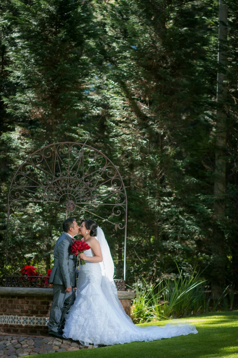 Couple heureux se tenant la main et riant