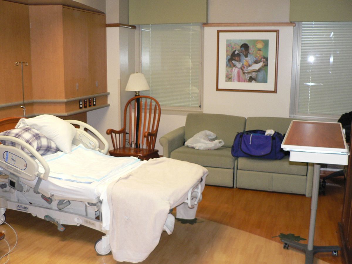 Femme regardant par la fenêtre, expression pensive