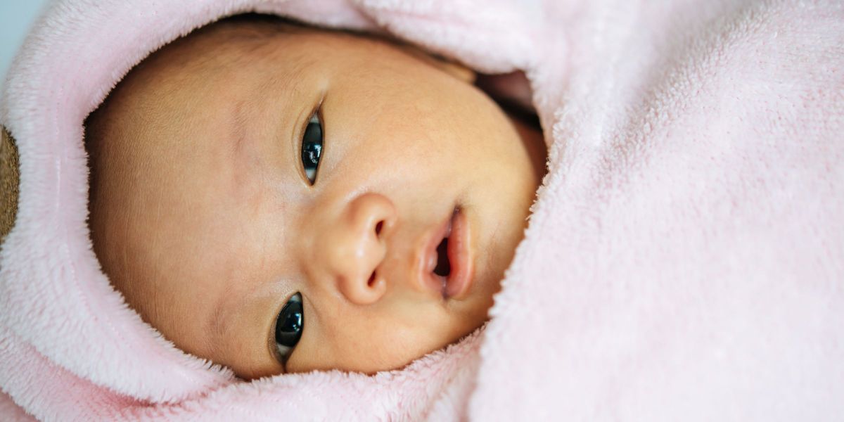 Illustration représentant une famille avec des jumeaux