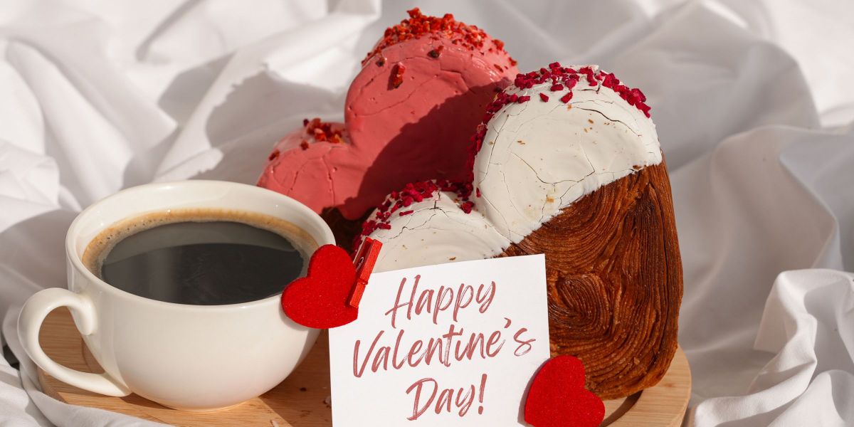 Une tasse de café posée sur une table, évoquant un moment de révélation