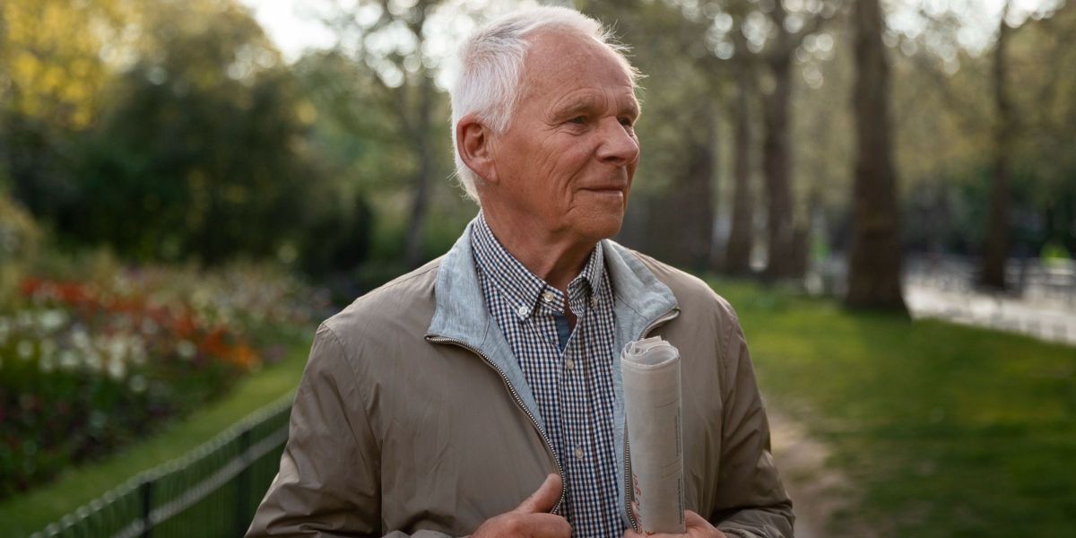 Illustration d'une jeune femme tenant une vieille photo, avec une expression pensive et émue.