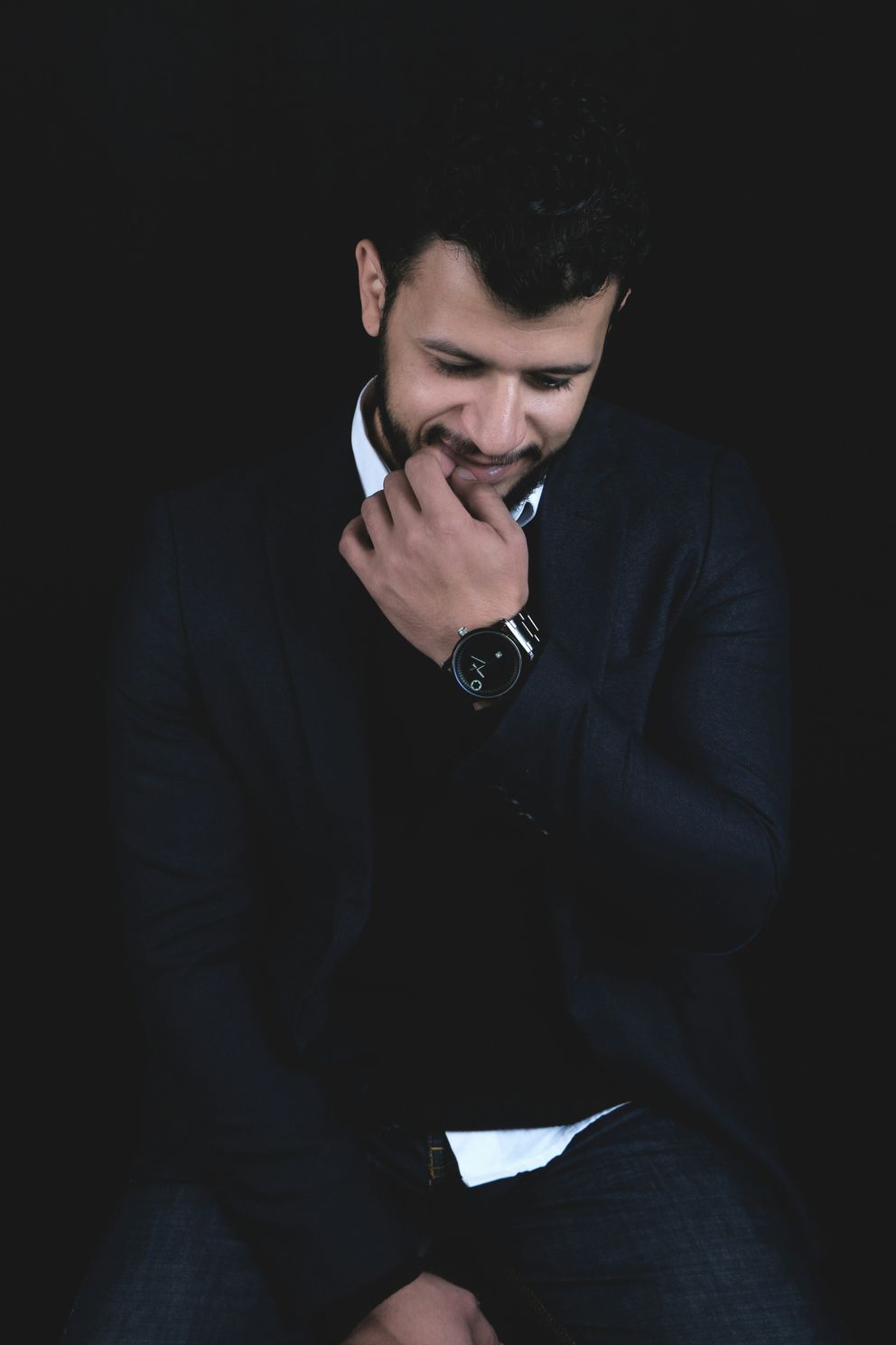 Vue symbolique de mains qui se tendent et s'entraident, sur un fond lumineux.