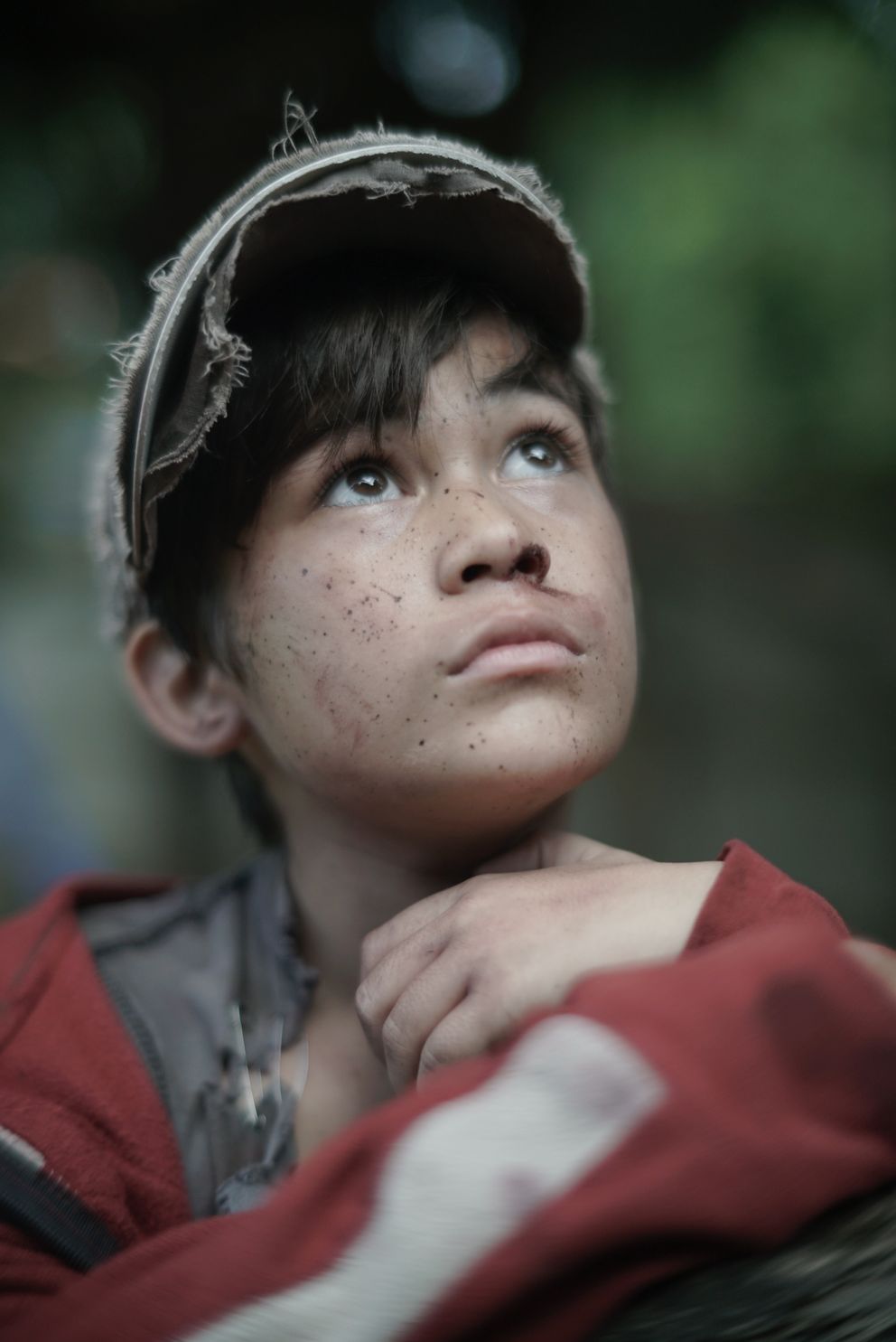 Enfant triste regardant par une fenêtre