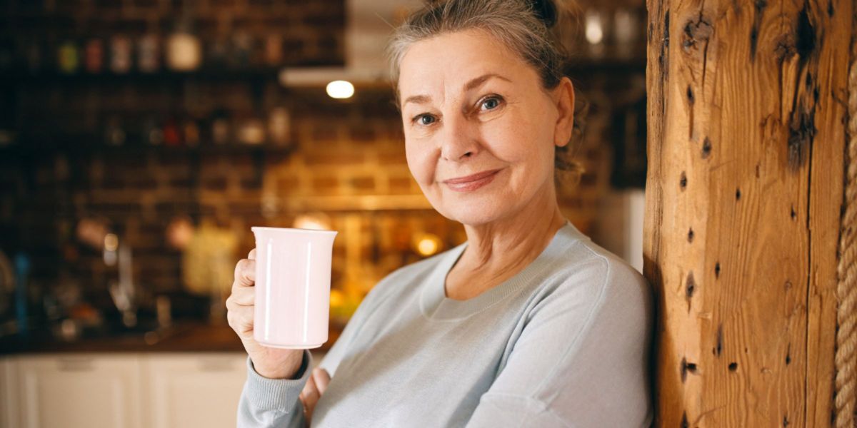 Une femme souriante et déterminée, représentant une serveuse expérimentée