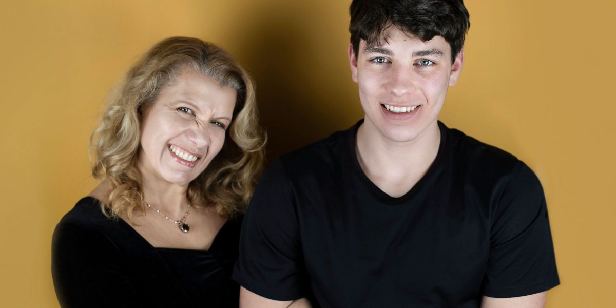 Une mère et son enfant souriant, prêts pour une soirée spéciale