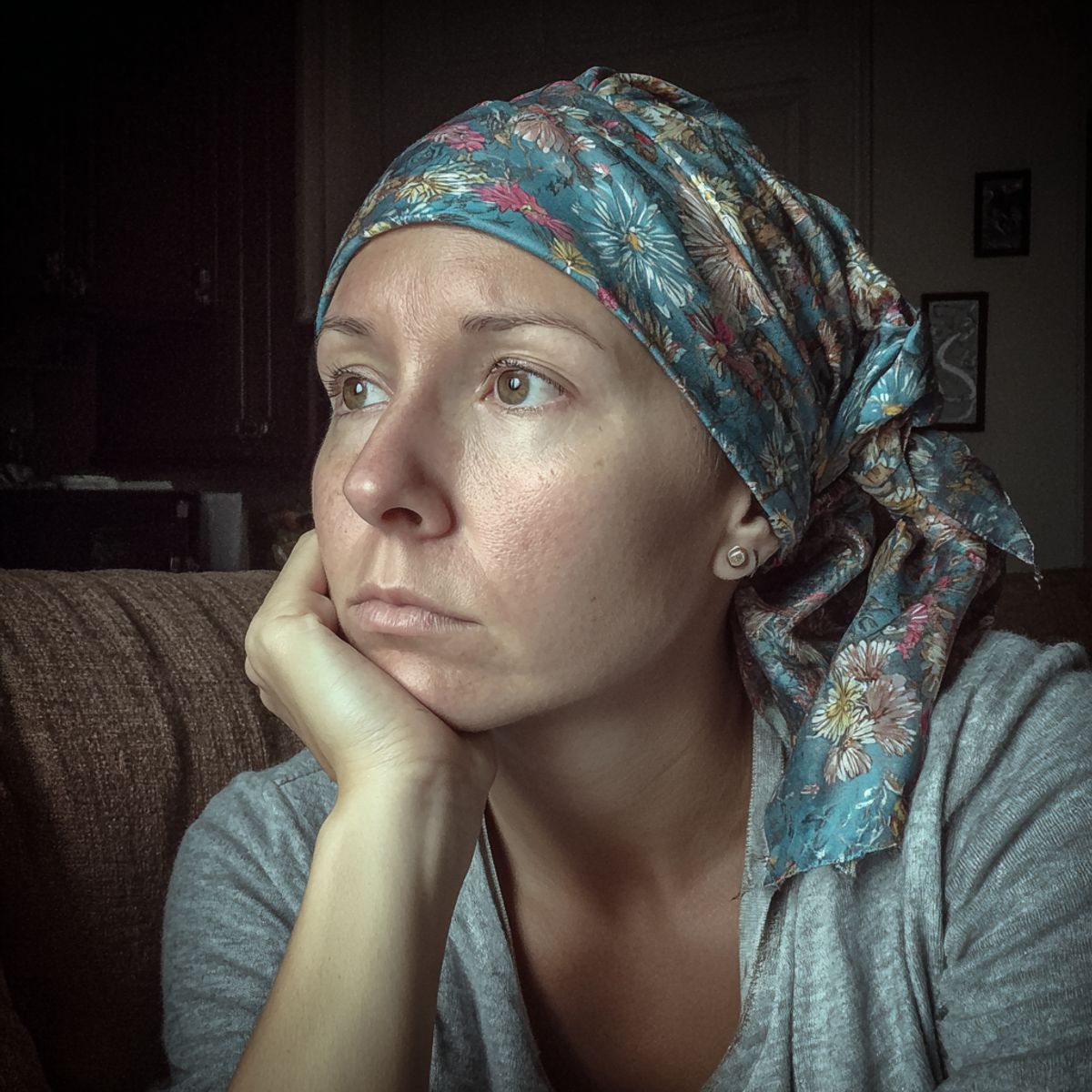 Femme fatiguée, enveloppée dans un plaid