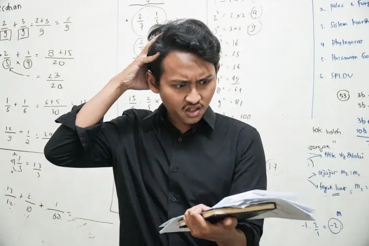 Personne réfléchissant intensément devant une feuille de calcul