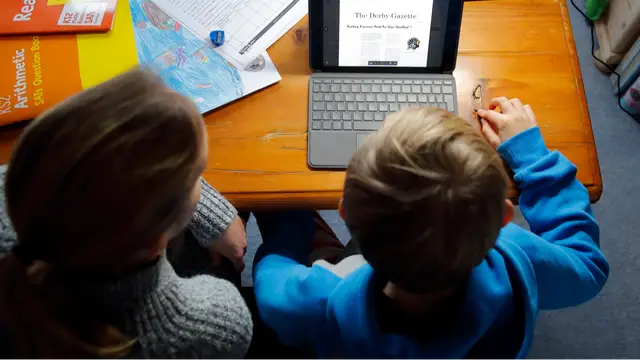 Groupe de personnes discutant vivement autour d'un puzzle