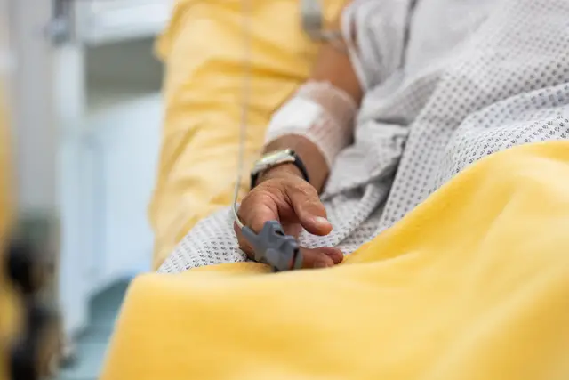 Ce geste que font souvent les patients juste avant de mourir, selon une infirmière en soins palliatifs