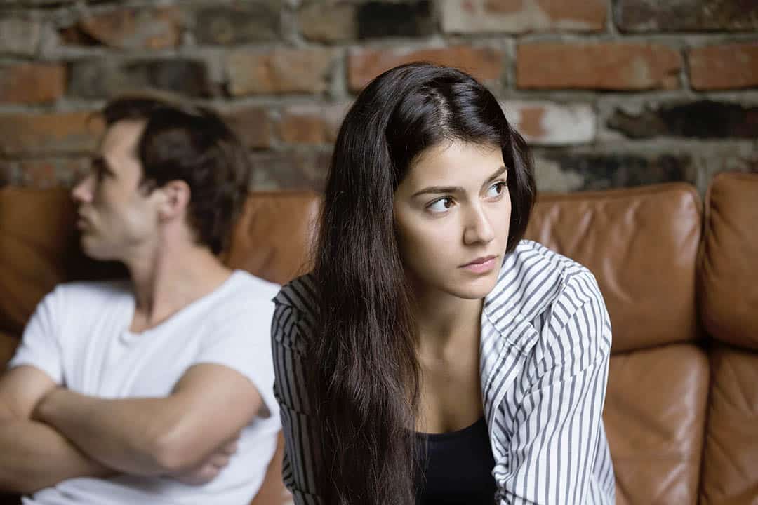 Ces 4 silences dans le couple qui sonnent l’alarme (et pourquoi les autres sont précieux)