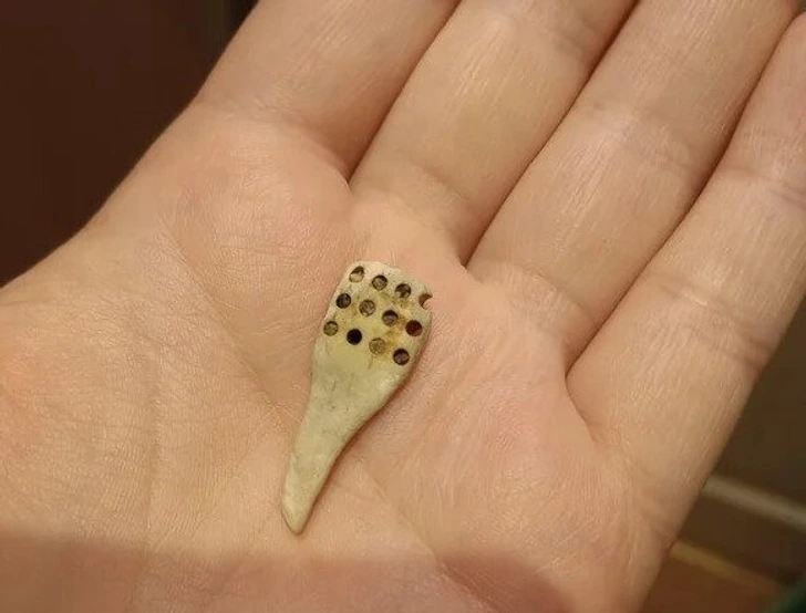 Objet en plastique déformé et érodé, de couleur bleutée