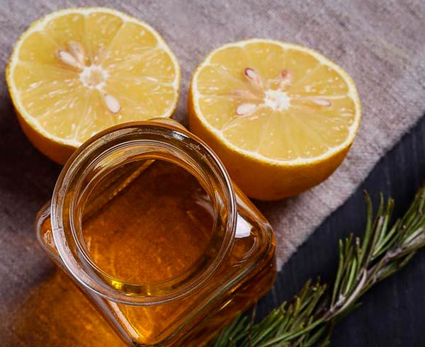 Photo d'un citron et d'une bouteille d'huile d'olive vierge extra