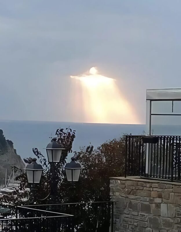 Gros plan sur la formation nuageuse évoquant une statue