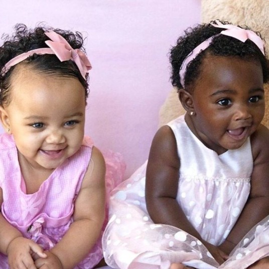 Portrait des deux sœurs jumelles bébés