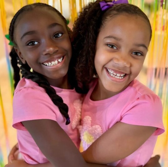 Les deux sœurs jouant et souriant ensemble