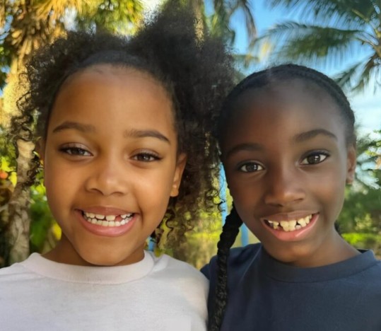 Portrait actuel des deux adolescentes souriantes