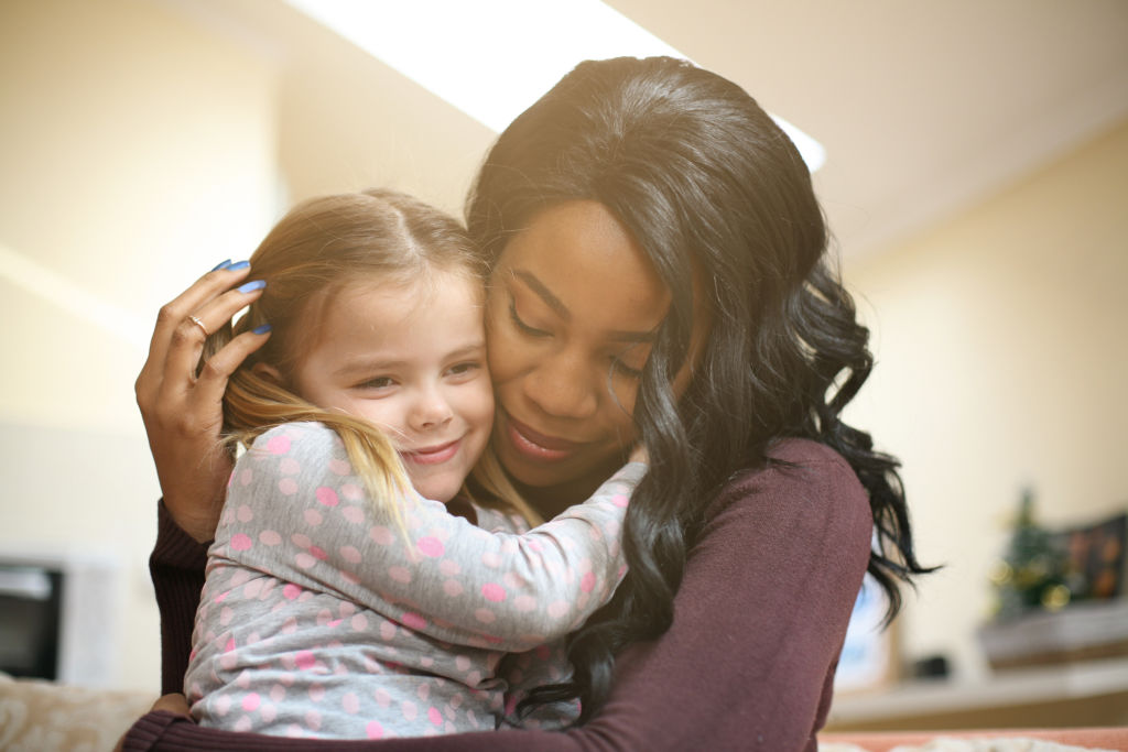 Femme afro-américaine partageant un moment complice avec un enfant