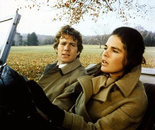 Ali MacGraw portant un manteau camel