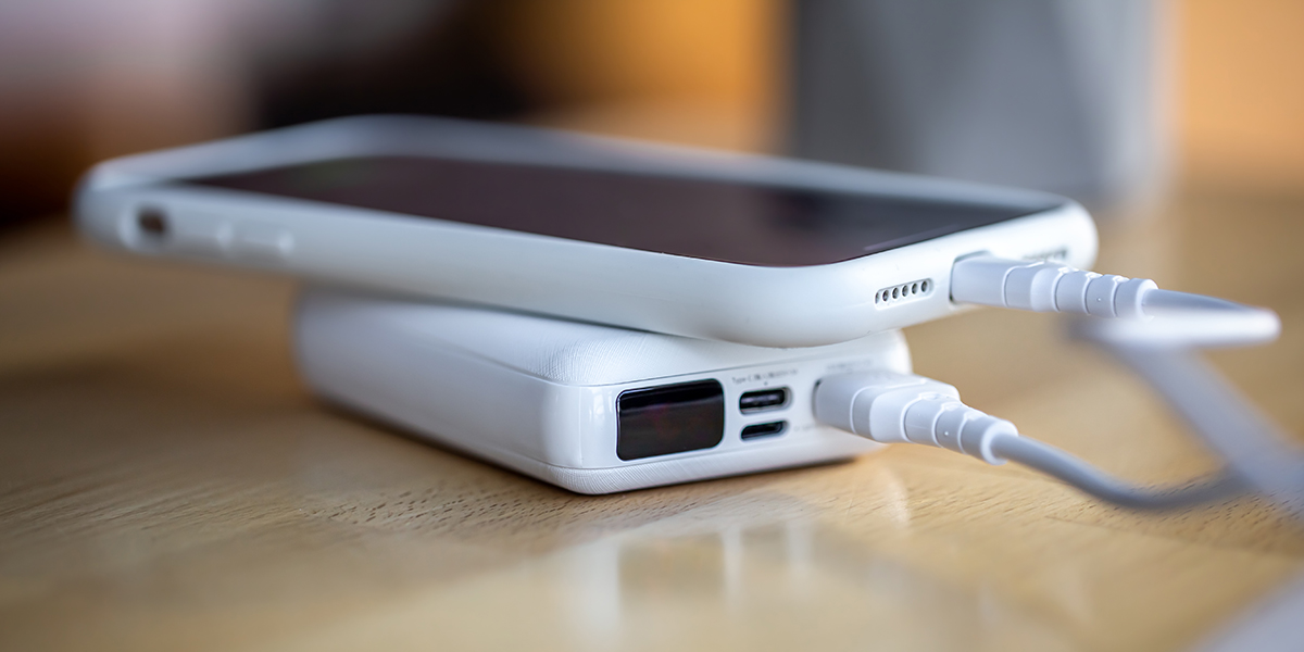 Personne rechargeant son smartphone